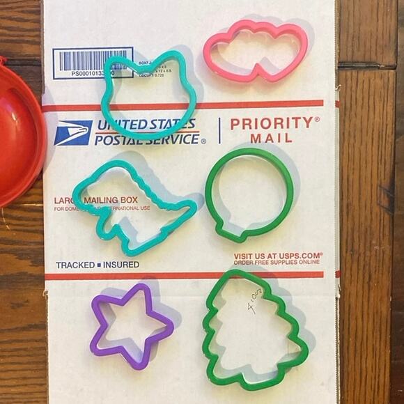 Betty Crocker 101 Cookie Cutters (WITH EXTRA) Good Used Condition Kids Baking - Picture 7 of 9